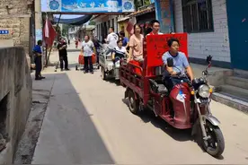 全村的骄傲！河北男孩考上北大全村敲锣打鼓为其庆祝图片