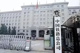 中国铁路开始招聘，正式编制，月薪最高3w，应往届生都可报名图片