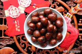 大年初一，不管有钱没钱，家中都要摆上6种干果，虎年好运连连图片