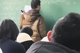 数学的尽头没有数字，韦神的课有多难？他把数学课上成了英语课图片