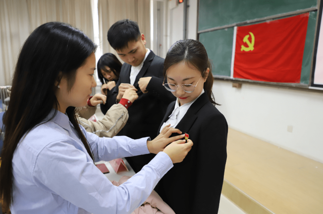 大一新生入党需要满足什么条件?"团员"是基本硬性条件