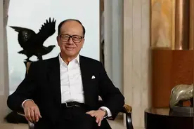 96岁李嘉诚坐拥数千亿，如今坐轮椅四处拜佛，不吃鲍鱼吃青菜图片