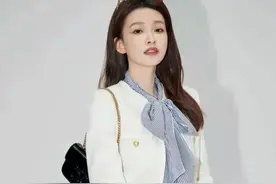 女人过了30岁，建议穿衣：颜色素一点、版型宽一些，知性又优雅图片