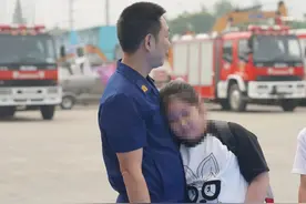 不常回家的消防员爸爸 “用自己的方式尽父亲的责任”图片