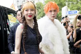 韩星出席时装周：泫雅男友辣眼，权志龙有“姨味”，朴宝剑头发油图片