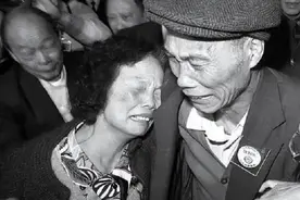 89年台湾老兵回青岛探亲，抱住苦等48年的发妻哭诉：你怎么这么傻图片