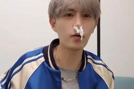 童锦程桌上的香烟掉身价，大众平民烟，网友发声：这才叫老烟民图片