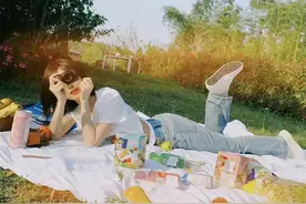 毛晓彤晒立夏野餐照，穿露腰T恤秀身材，笑容明媚超治愈图片