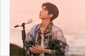 王源橘色天际线海边舞台：连唱6首歌，弥补2021年夏天的遗憾图片