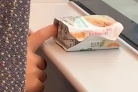 高铁上的“小天使”：5岁宝宝用食物温暖陌生人图片