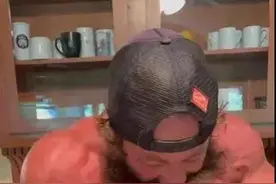 男人生吃新鲜肉类，练出猛如虎身材图片