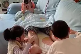 山东男子独自带俩娃悠哉看手机，妈妈凑近一看笑哭：腿毛被薅完了图片