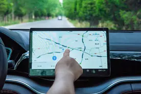 手机导航终于能投影了，投到汽车挡风玻璃上，不用低头看手机！图片