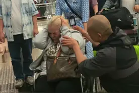 奇娜父母见女儿遗体，母亲轮椅抱头痛哭，婆婆作揖道歉，儿子冷漠图片