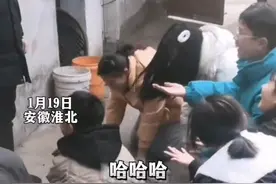 10个外甥扎堆给舅舅拜年，挤到墙角要红包，网友：这一年又白干了图片