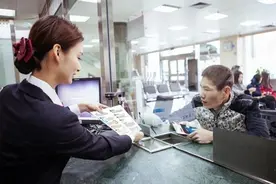 定期存款到期后，自动转存和取出再存，选哪个收益更高一点？图片