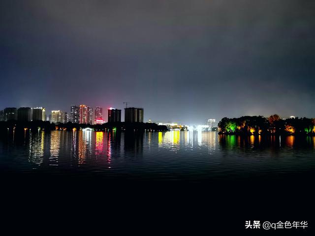 黄州遗爱湖畔夜未央，华灯织锦映湖光