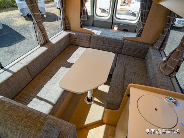 丰田考斯特商旅房车，内部空间大床位多，核载10人停车睡5人