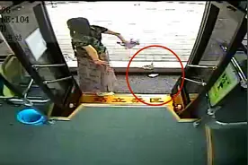 公交车长多看了一眼，乘客手机失而复得图片