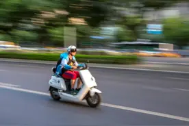 年内起火超1.4万起，电动单车劣质电池产业链大起底图片