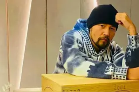 周杰伦被质疑炫富，与妈妈喝74年的红酒，一把椅子价格超300万图片