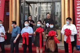 知名歌手袁庆龙虾店开业，大衣哥空降到店捧场，人气火爆喜气洋洋图片