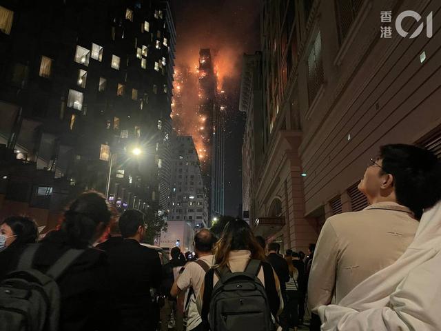 香港42层在建高楼深夜起火 烈焰冲天