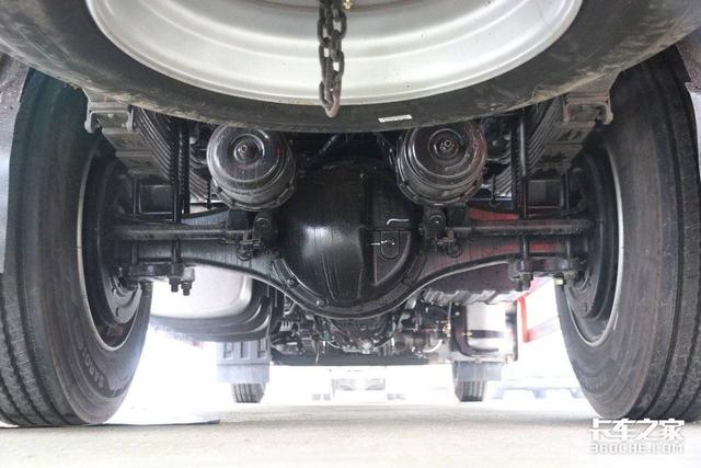 260马力6米8载货车，配同级最宽驾驶室，解放JK6中卡合规拉10吨