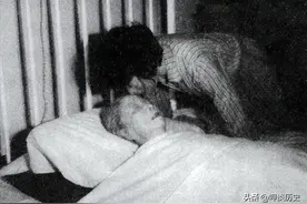 1992年，邓颖超的最后遗容，秘书病床前含泪吻别，这一幕让人泪奔图片
