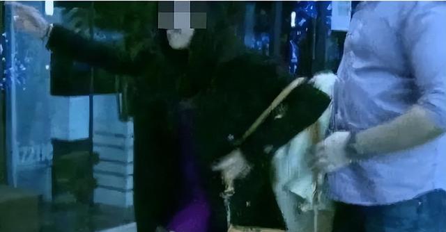 女子夜班遭遇歹徒，不仅不反抗还帮他带安全套：这样对咱俩都好！