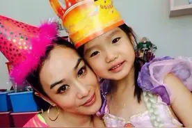 香港知名女星女儿被质疑割双眼皮！录视频大骂网友：脑子有问题图片