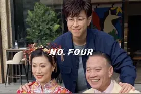 万梓良全家福曝光，妻子穿中式嫁衣戴满金器像结婚，儿子帅气十足图片