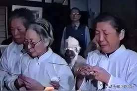 1990年孙立人的葬礼上，两任妻子的一张留影，老泪纵横！图片