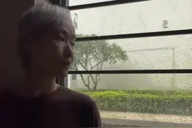 59岁“许仙”叶童罕晒近况！弹吉他动作僵硬，瘦骨嶙峋状态引担忧图片