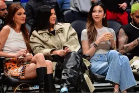 华裔美女金诗迪现身NBA赛场，穿着休闲气质大方，抢走詹娜风头图片