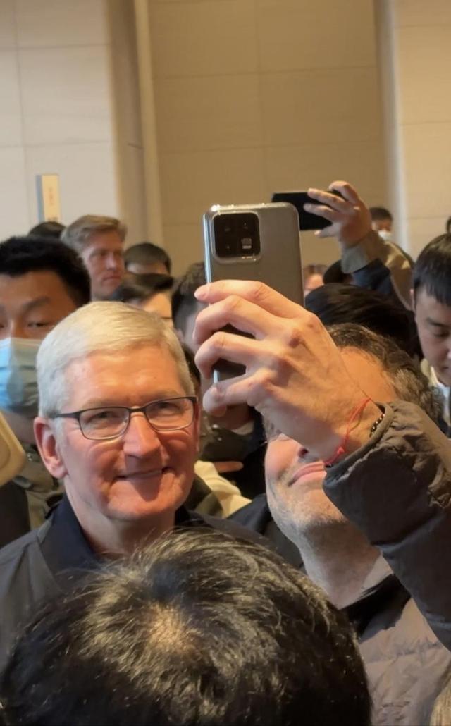 库克现身北京三里屯Apple零售店