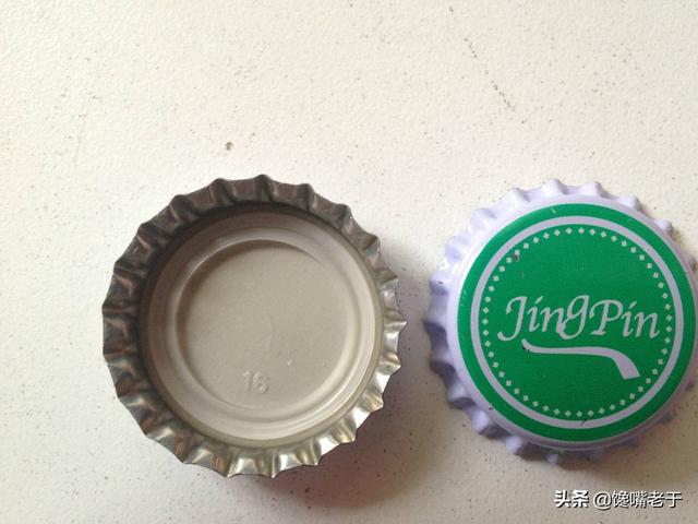 教你一个小方法，用打火机烧一下瓶盖，没有开瓶器，也能开啤酒
