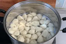 煮饺子，不要开锅就丢进去煮！牢记“加2盐，开3滚”，不粘不破皮图片