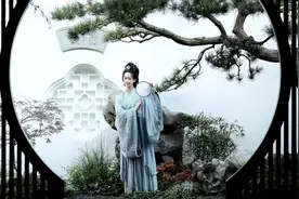 《红楼梦》有抄袭？不会吧？"瘦影自临春水照，卿须怜我我怜卿。"图片
