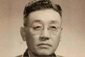 他红军时期担任军长，授衔时仅被评为大校，三位元帅找毛主席评理图片