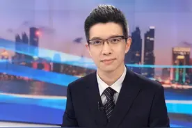 央视“最幽默”的新闻主持朱广权：2次高考复读，43岁白头仍未婚图片