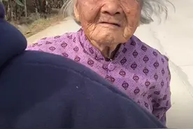 孙子带9旬奶奶骑车兜风：她说不去却转眼坐上摩托，一路整理发型图片