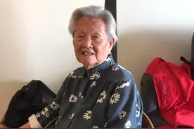清明疫情不便给妈妈上坟.将康乃馨及写妈妈90岁生日此文献给妈妈图片