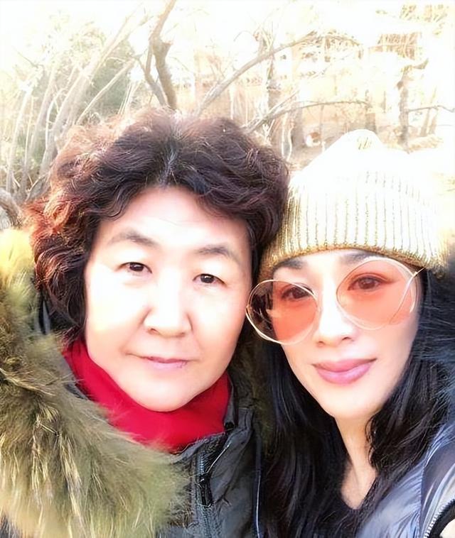 钟丽缇与婆婆贾慧芬：婆媳之间只差15岁，二人相处得像亲姐妹