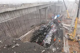 2013年，一车“雷子炮”炸毁高速路面，运的是炮仗还是“炮弹”？图片