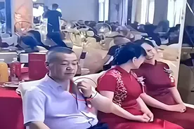 儿子举行婚礼，亲妈和后妈一起来，爸爸左右为难：带哪个上台？图片