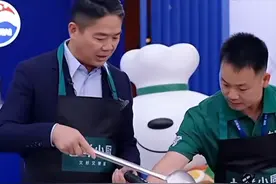 刘强东直播炒菜，现场调侃马云，一句话报了11年前的仇，太解气图片
