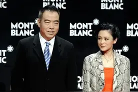 陈凯歌老婆认真打扮起来真美，穿蛇皮外套配亮色裙，看着有贵妇感图片