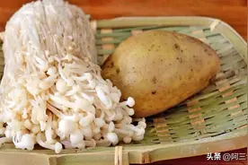 金针菇里加一个土豆，随手一拌，太下饭了，大人小孩都爱吃，真香图片