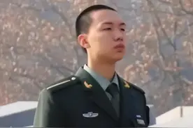 毛主席后人回乡祭扫，穿的衣服感动网友，曾孙毛东东一身正气图片